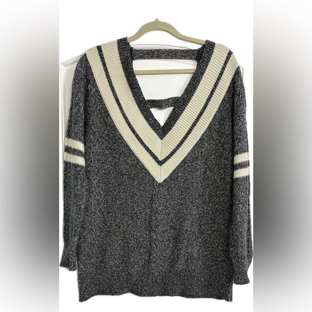 Boutique Gray and Cream V-Neck Women's Sweater Sz M